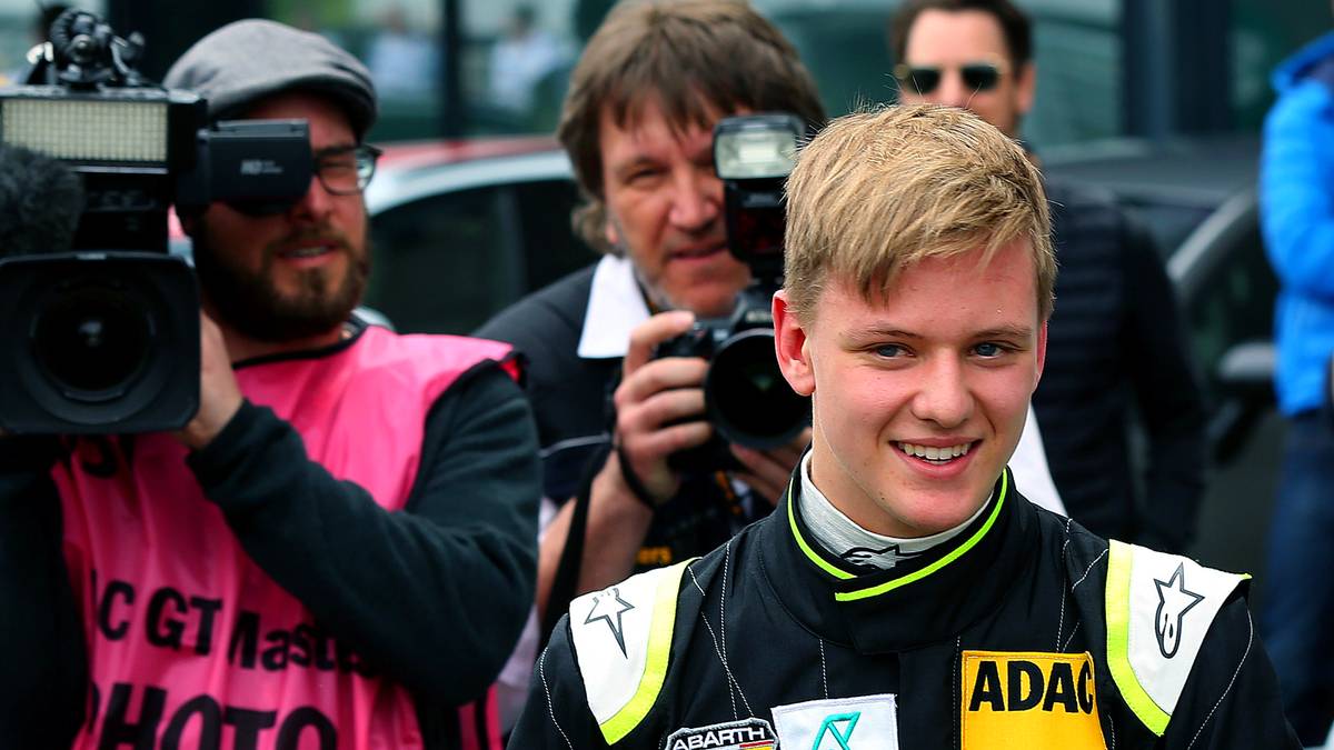 2015 erscheint der damals 16-Jährige erstmals auf der ganz großen Bildfläche. Mit dem Namenszug "M. Schumacher" auf dem Overall startet er für Van Amersfoort Racing in der ADAC Formel 4