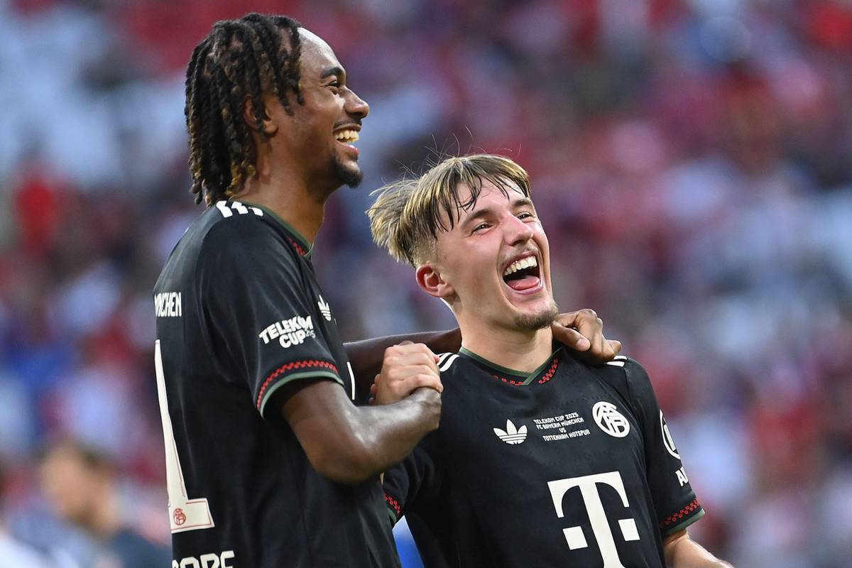 Der 17-jährige Lennart Karl machte in der Vorbereitung des FC Bayern München auf sich aufmerksam und könnte bald in große Fußstapfen treten.