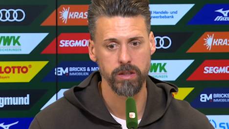 Augsburg holt gegen den HSV wichtige drei Punkte und beendet damit die Talfahrt mit vier Niederlagen in Folge. Ein sichtlich erleichterter Sandro Wagner freut sich im Anschluss für die Mannschaft und beruft sich auf ein Zitat von Huub Stevens.