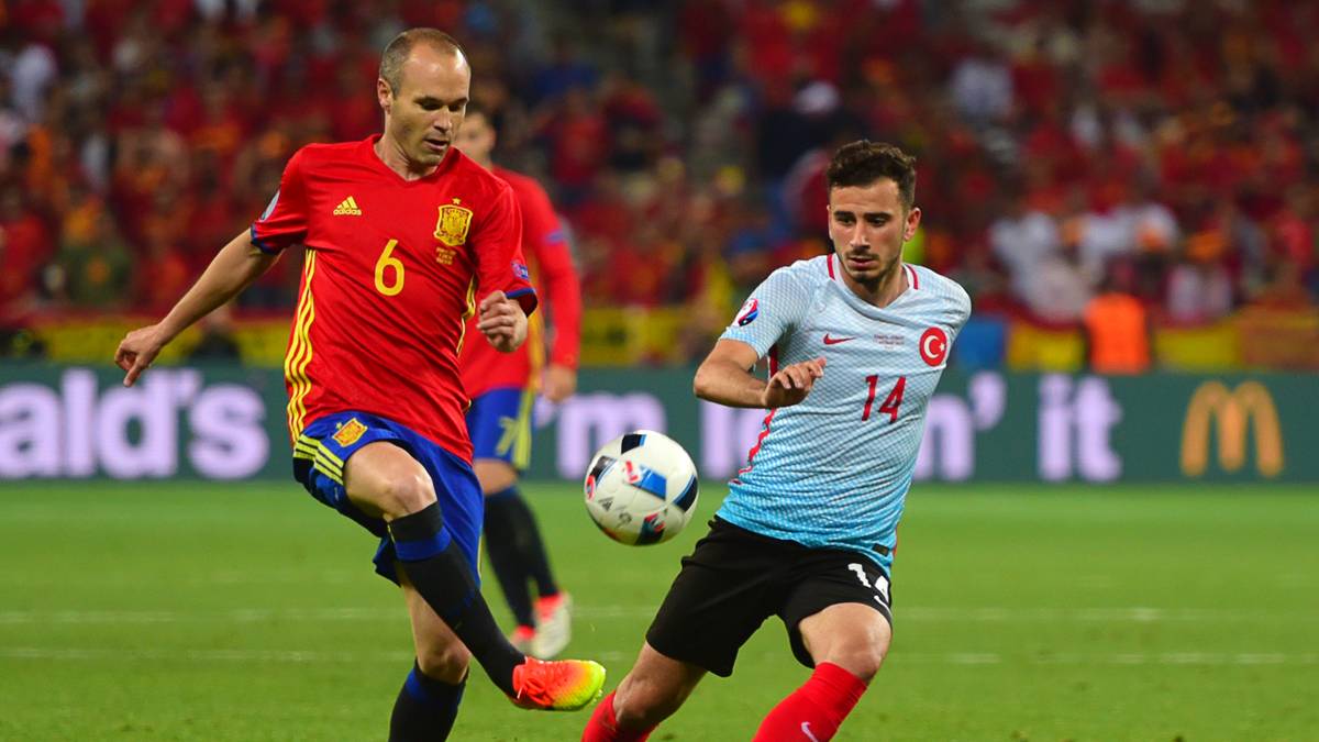 Nach dem Rücktritt seines kongenialen Partners Xavi zieht Andres Iniesta im Mittelfeld der Spanier alleine die Fäden - das aber nicht minder genial. Kaum fair vom Ball zu trennen und immer wieder mit genialen Zuspielen in die Spitze. Wie Kroos macht Iniesta kaum Fehler (93 Prozent Passquote) und weist nach dem deutschen Ballverteiler und Granit Xhaka die meisten Ballkontakte auf (309)