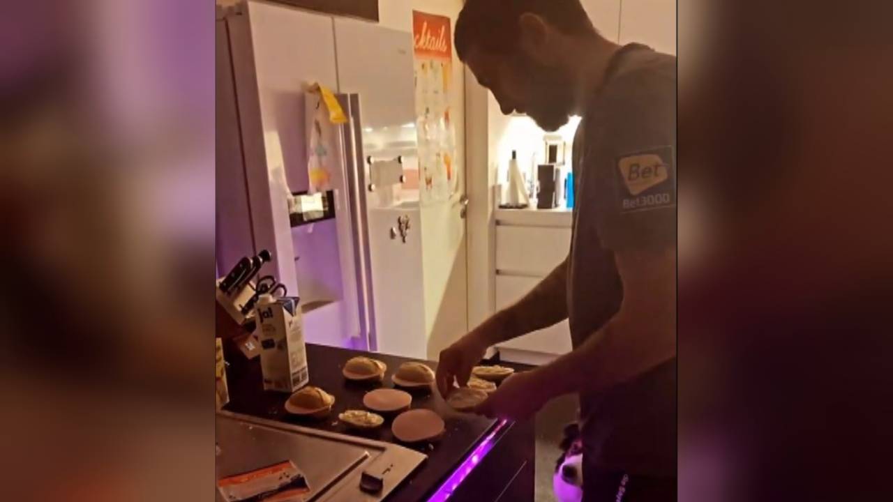 TSV 1860 München: Sascha Mölders isst sechs Semmeln beim Dschungelcamp schauen