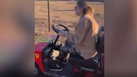 Mick Schumacher besucht seine Schwester in Texas. In einer Instagram-Story nimmt er seine Fans auf eine spontan Spritztour quer durch die Ranch mit. Dabei entsteht eine Art Rennen zwischen den beiden.