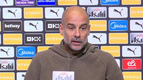 Pep Guardiola kontert eine Reporterfrage und gesteht, dass er das "Vieldenken" liebt.  