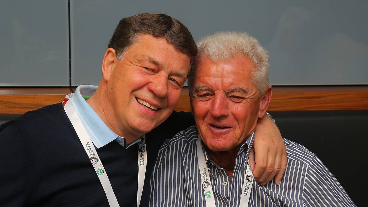 Die beiden haben ihren Spaß: Otto Rehagel und Ex-Teamschef Erich Ribbeck, Mitglieder des Klubs der ehemaligen Nationalspieler