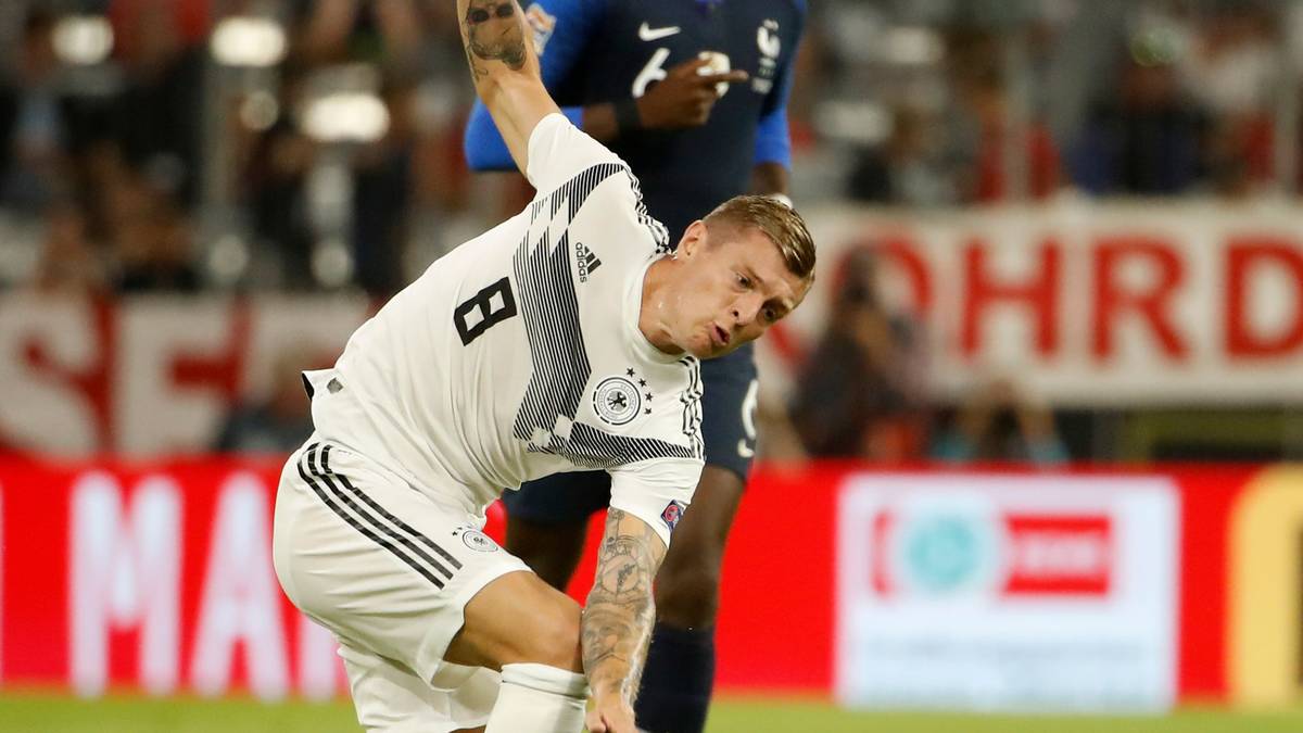 TONI KROOS: Wie in Madrid spielt Kroos im zentralen Mittelfeld - neben Goretzka - als Achter. Bis zur 35. Minute unauffällig, dann aber eine gute Ecke von links auf den Kopf von Rüdiger. Sorgt für Pfiffe als er statt des tiefen Risiko-Passes auf Werner den Rückpass wählt (56.). Reißt das Spiel in der zweiten Hälfte deutlich mehr an sich, hat aber noch viel Luft nach oben. SPORT1-Note: 3,5