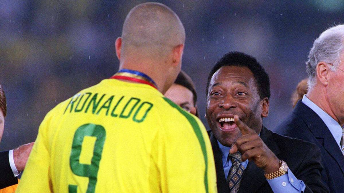 Auch 2002 war Pele an vorderster Front dabei! Nach dem WM-Erfolg der Brasilianer über Deutschland feierte er mit Torschützenkönig Ronaldo den Triumph.