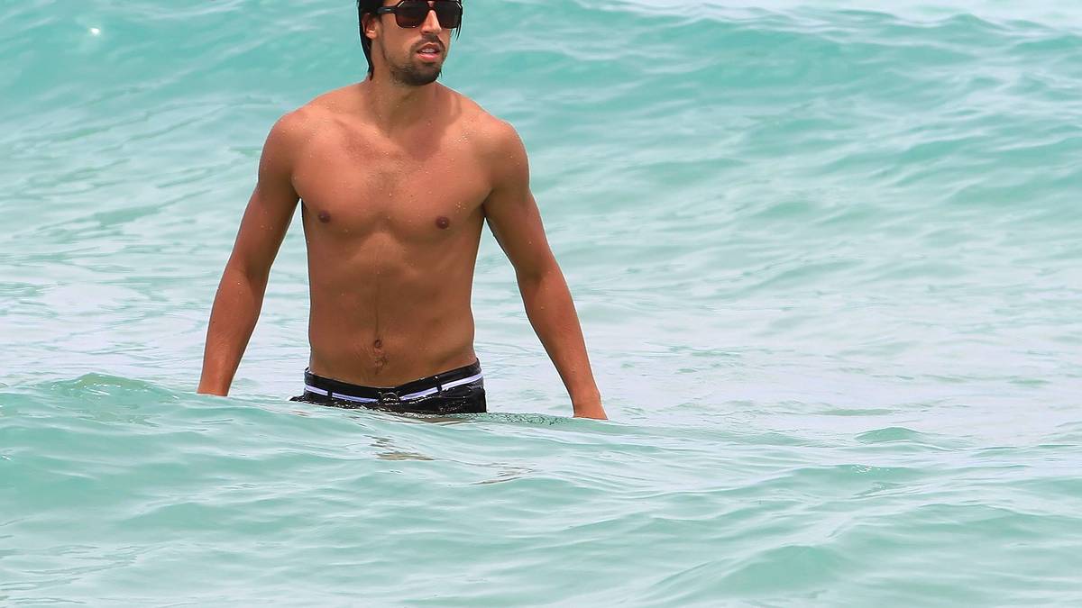 "Sami Khedira - spielt bei Juve und kennt Bonucci und Rigani aus der italienischen Abwehr, weiß also über die Stärken und Schwächen. Dass er gut aussieht, ist geschenkt."