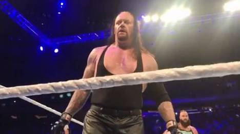 Der Undertaker tat sich bei WWE mit Braun Strowman (r.) und Roman Reigns zusammen