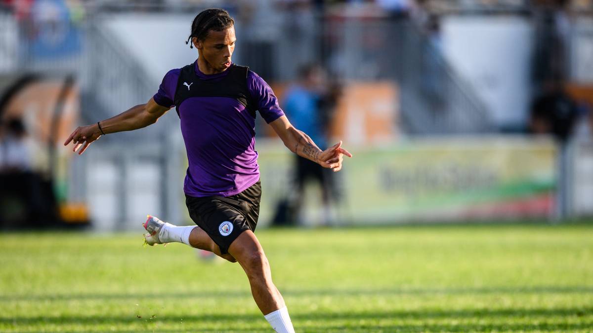 24. JUNI: Laut einem Bericht der "Süddeutschen Zeitung" soll Sané immer noch verstimmt darüber sein, dass die Münchner 2016 auf eine Verpflichtung verzichtet hatten. Unter anderem deshalb habe er gesagt, "dass er eher nicht zum FC Bayern gehen werde"