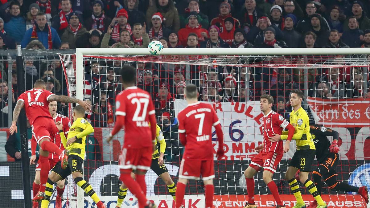 Jerome Boateng (l.) belohnt die dominante Anfangsphase der Münchner dann mit der frühen Führung. In der 12. Minute köpft er einen Abpraller in hohem Bogen an BVB-Keeper Bürki vorbei in das Dortmunder Tor 