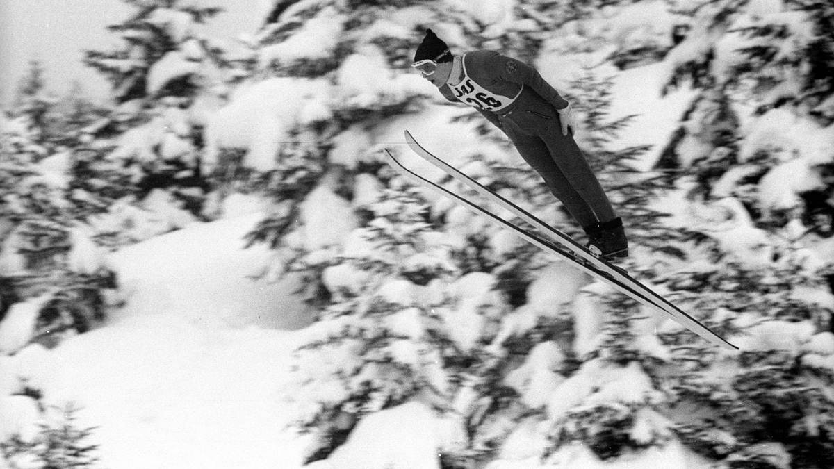 HEINZ SCHMIDT (1968/69): Nach dem zweiten Springen steht Schmidt auf Platz zwei in der Gesamtwertung und lässt die deutschen Fans auf mehr hoffen. Doch die beiden letzten Springen verlaufen nicht nach Plan, ein Sturz macht ihm einen Strich durch die Rechnung und es reicht am Ende nur zu Platz acht in der Gesamtwertung