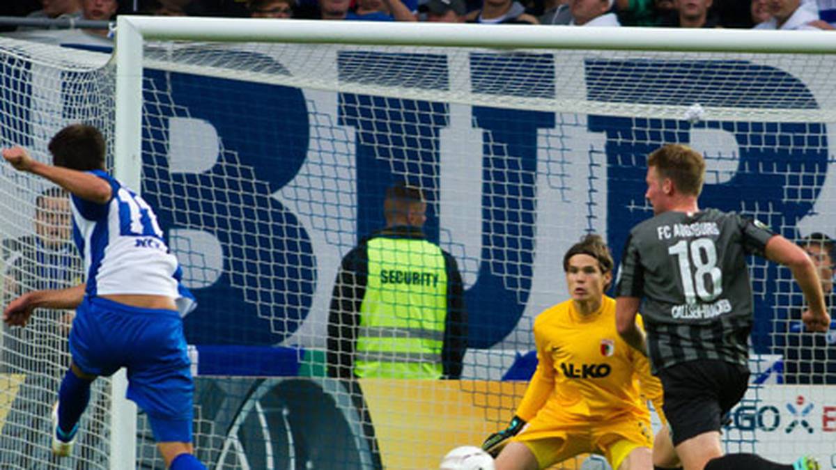 Christian Beck (l.) besorgt den entscheidenden Treffer für Magdeburg