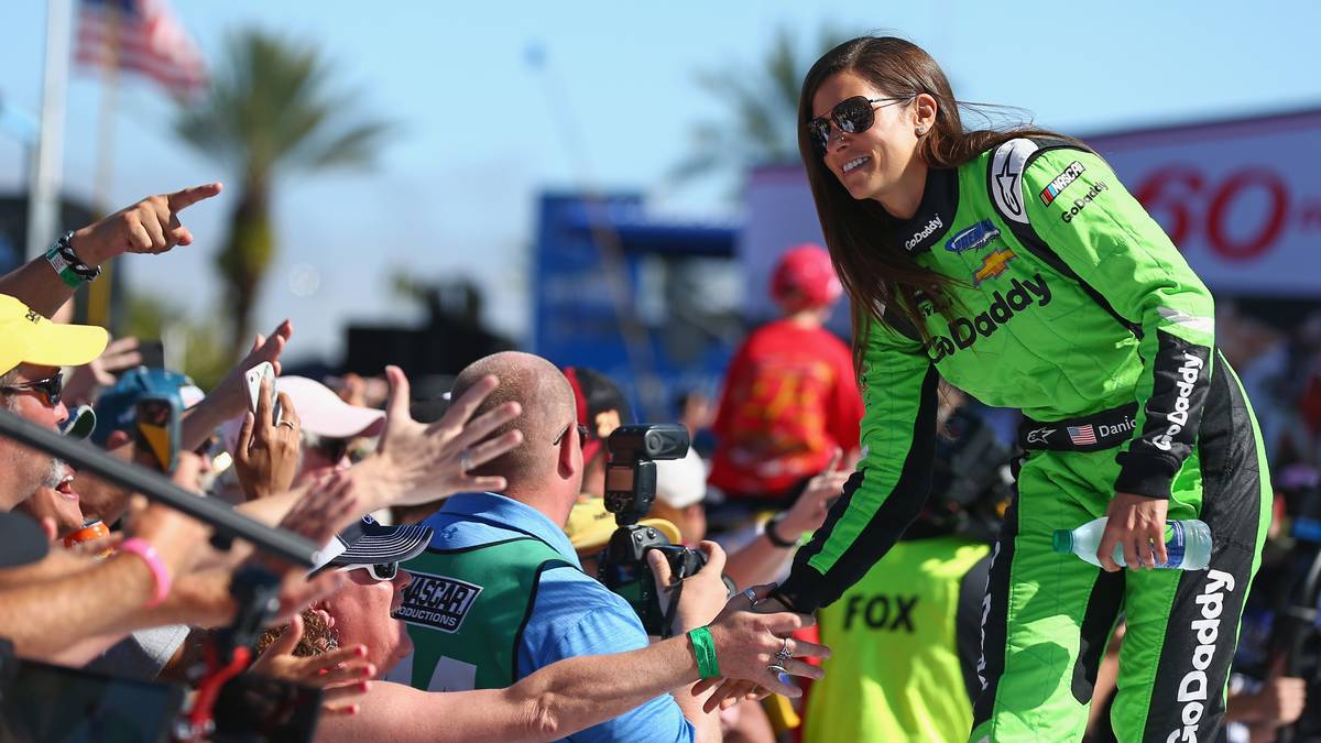 Mit von der Partie ist auch Danica Patrick, die 2005 beinahe als erste und einzige Frau ein Indy-500-Rennen gewonnen hätte und nach diesem Rennen ihre Karriere beenden wird