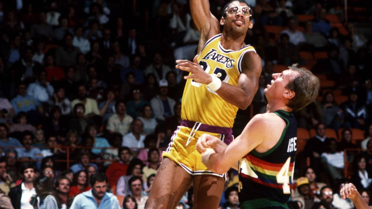 
Es gibt Rekorde, die bleiben unvergessen: Es ist der 5. April 1984, als Kareem Abdul-Jabbar seinen Karrierewert auf 31.420 Punkte schraubt. Gegen die Utah Jazz verdrängt der Star der Los Angeles Lakers Wilt Chamberlain (31.419) von Rang eins der ewigen NBA-Scorerliste - und das natürlich mit einem Skyhook