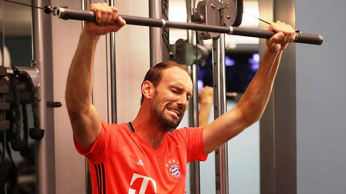 Ersatzkeeper Tom Starke bringt sich im Kraftraum in Form - und hat offensichtlich mit einer leeren Hantelstange zu kämpfen
