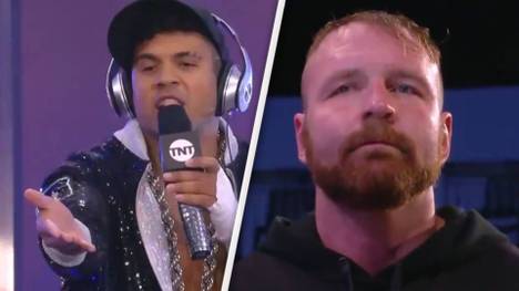 Max Caster (l.) nahm sich bei AEW Dynamite Jon Moxley mit einem Battle-Rap vor