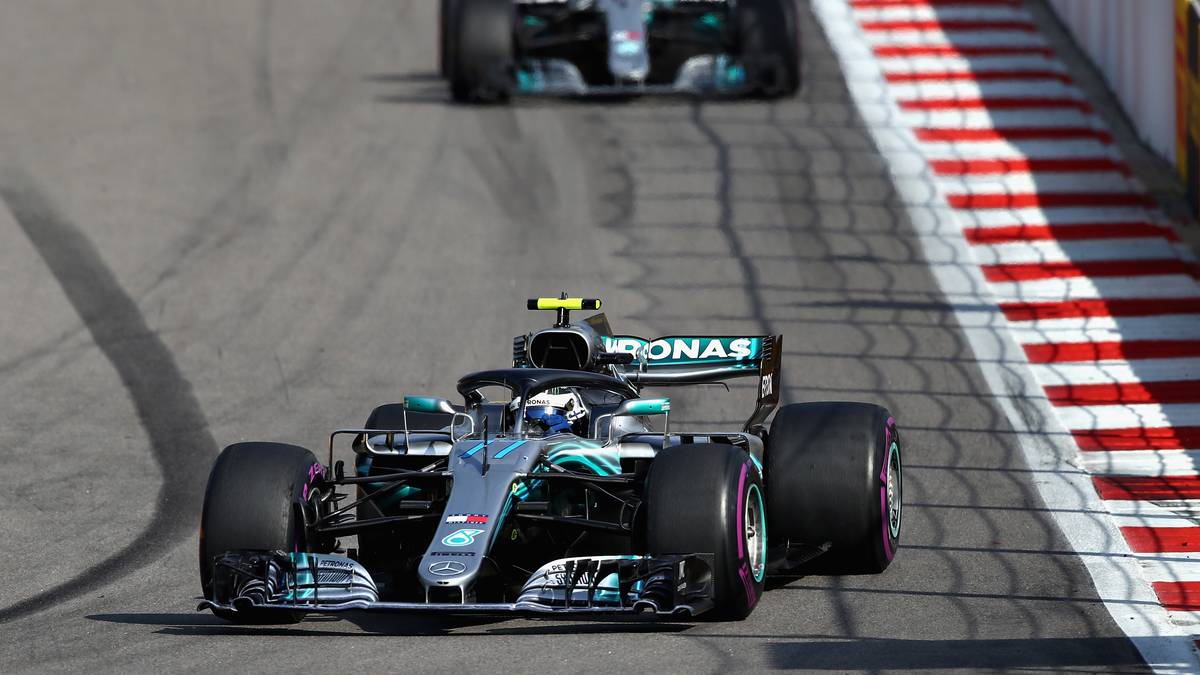RENNEN 16 - RUSSLAND: Der Doppelsieg der Silberpfeile in Sotschi hat einen faden Beigeschmack. Bottas holt die Pole und liegt lange in Führung. Mitte des Rennens wird er angewiesen, Hamilton vorbei zu lassen. Obwohl er am Ende schneller ist, bleibt er brav hinter seinem Teamkollegen. Vettel muss sich mit Rang drei zufrieden geben