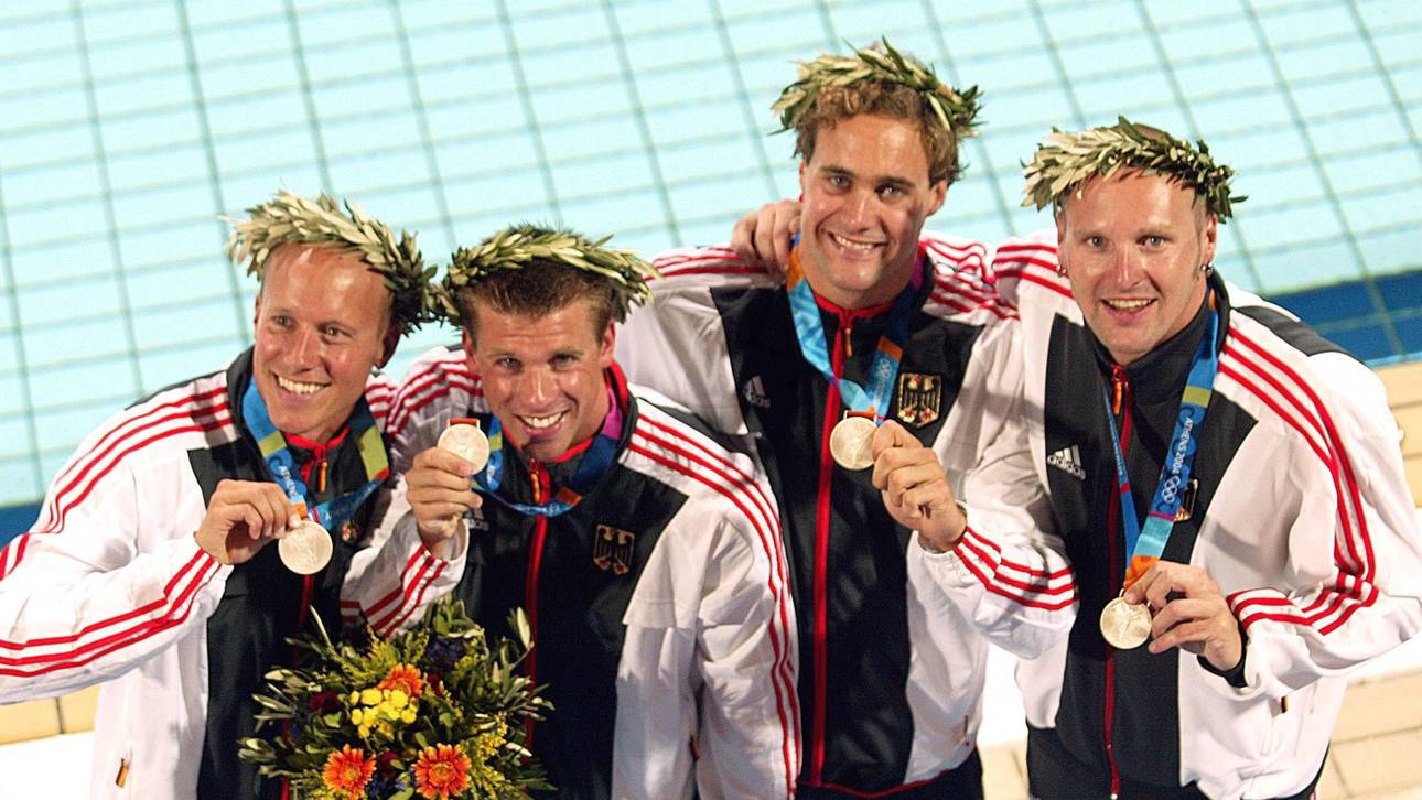 Olympische Spiele Athen 2004... Bei den Olympischen Spielen 2004 in Athen holt Thomas Rupprath (2.v.l.) mit Lars Conrad, Steffen Driesen und Jens Kruppa (v.l.n.r.) Silber in der 4x100m Lagenstaffel