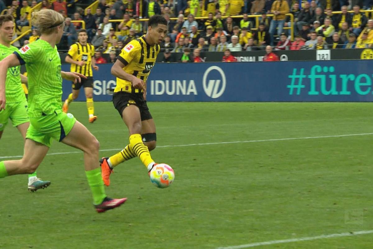 Nachdem der FC Bayern am Samstagabend im Fernduell um die Meisterschaft vorgelegt hat, zieht Borussia Dortmund nach und zerlegt den VfL Wolfsburg im Signal Iduna Park.