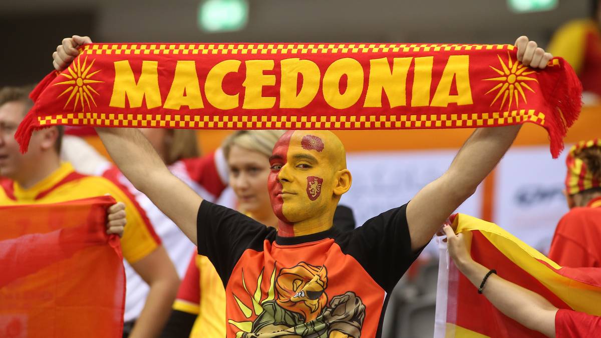 ... und ein anderer bemalt seinen ganzen Kopf in den Landesfarben.