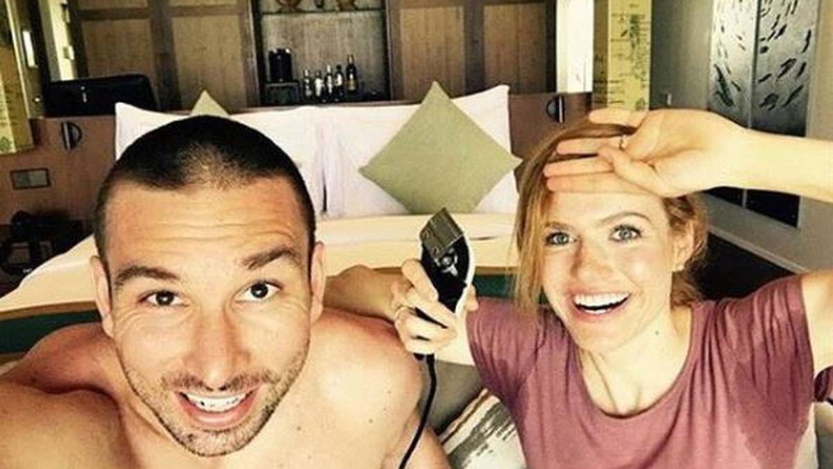 Die Temperaturen ist der Schneehase nicht gewohnt. Da wird auch mal das Haarerasieren zur schweißtreibenden Aufgabe 