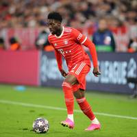 Alphonso Davies wird von Real Madrid umworben. Sein Berater Nedal Huoseh spricht über einen möglichen Bayern-Abschied - und schwärmt vom Interesse der Madrilenen. Bayern will sich nicht aus der Ruhe bringen lassen.