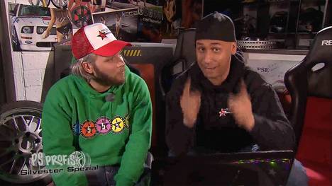 SPORT1-Zuschauer und Jungvater Björn wünscht sich einen Familienkombi für unter 6000 Euro. Ein hoch interessanter Auftrag für die PS Profis Jean Pierre Kraemer und Sidney Hoffmann. Einer jungen Familie helfen die beiden doch besonders gerne. Als besonderes Highlight schlagen die Jungs Björn einen alten Buckelvolvo von 1966 vor. Kann der Oldtimer mit den heutigen Standards mithalten? Außerdem ist PS Profi Sid im Tauschrausch - Der Motorrad-Sammler will zwei alte Bikes durch zwei neue ersetzen. Dabei will der Geizhals aber keinen Cent dazu bezahlen, sondern nur tauschen. Kumpel Jean Pierre ist sehr skeptisch.