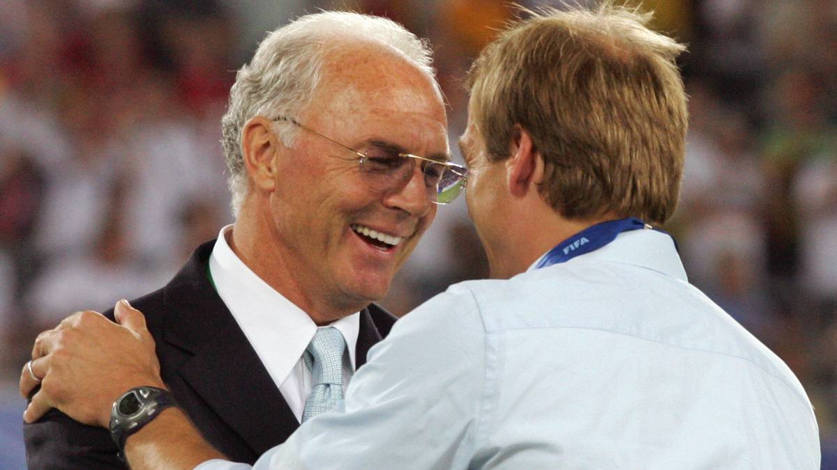 Je weiter sich die Nationalmannschaft durch die WM sommermärchte, desto mehr verblasste natürlich des Kaisers Groll auf Klinsmann. Nach dem Spiel um Platz drei in Stuttgart gab's für Klinsmann sogar eine Umarmung