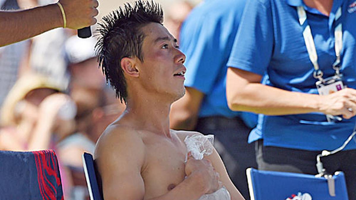 Das Spiel geht an die Substanz. Der Japaner braucht eine Abkühlung und legt sich einen Eisbeutel auf die nackte Brust