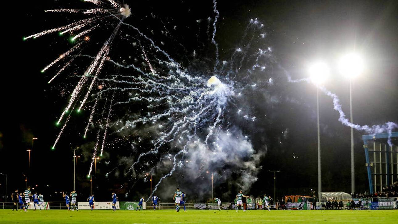 Fußballer mit Feuerwerkskörpern beschossen
