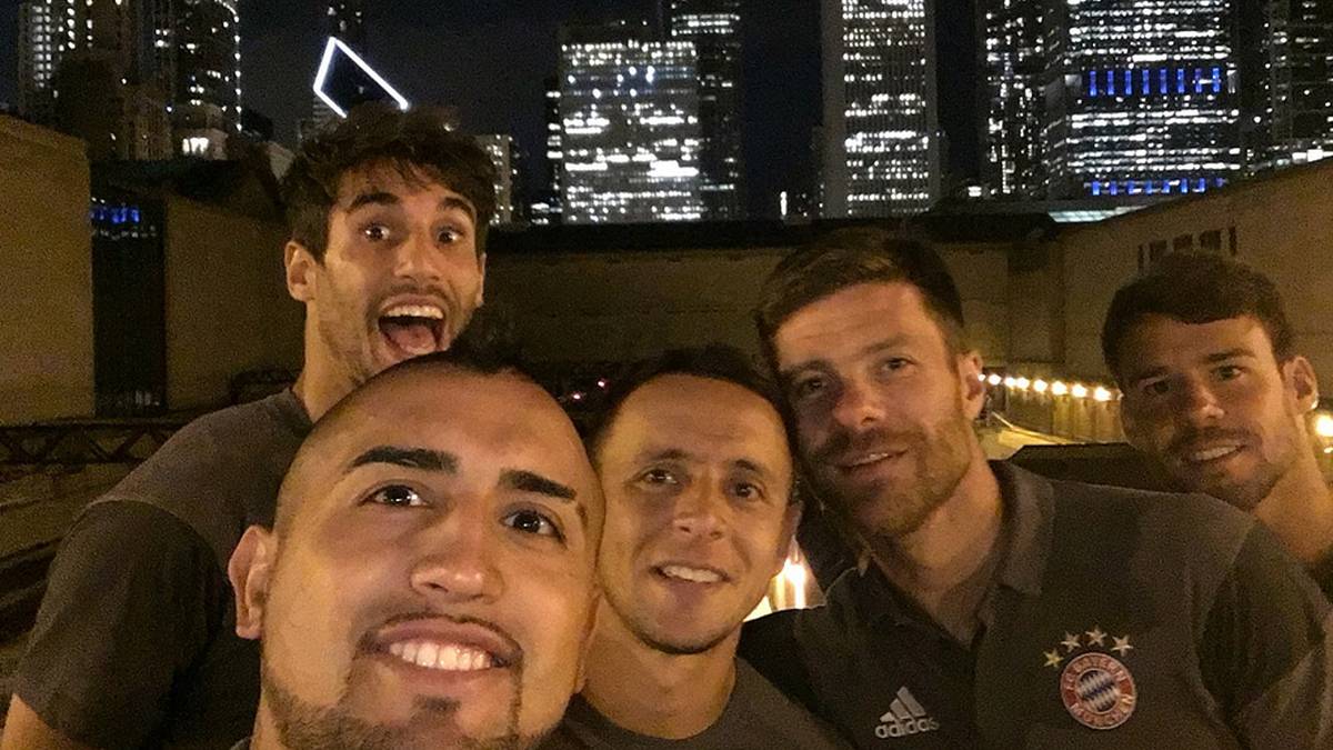 Erste Station ist Chicago, wo der deutsche Meister im Rahmen des International Champions Cups  auf den AC Milan trifft. Javi Martinez, Arturo Vidal, Rafinha, Xabi Alonso und Juan Bernat (v.l.) genießen den Blick auf die Skyline der Metropole