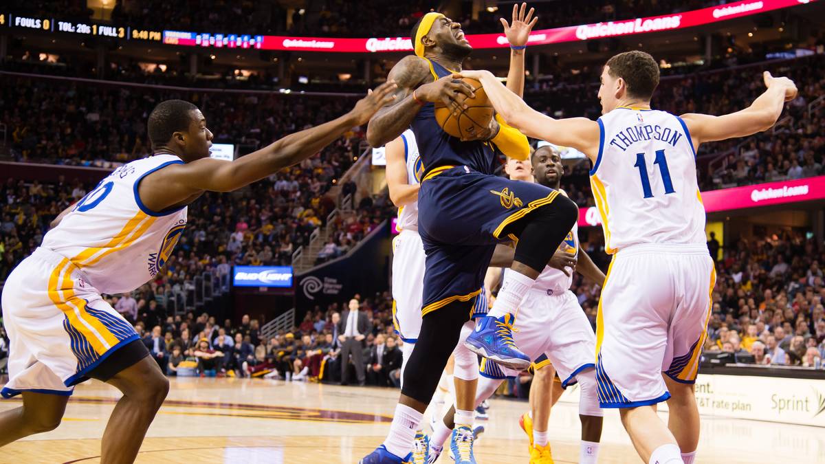 Endlich geht es los! Die mit Spannung erwarteten NBA-Finals zwischen den Golden State Warriors und Cleveland Cavaliers beginnen in Oakland. Superstar LeBron James fordert das Superteam um Steph Curry. SPORT1 macht vor den Finals (LIVE im TV auf SPORT1 US und LIVESTREAM) den Vergleich im Head-to-Head