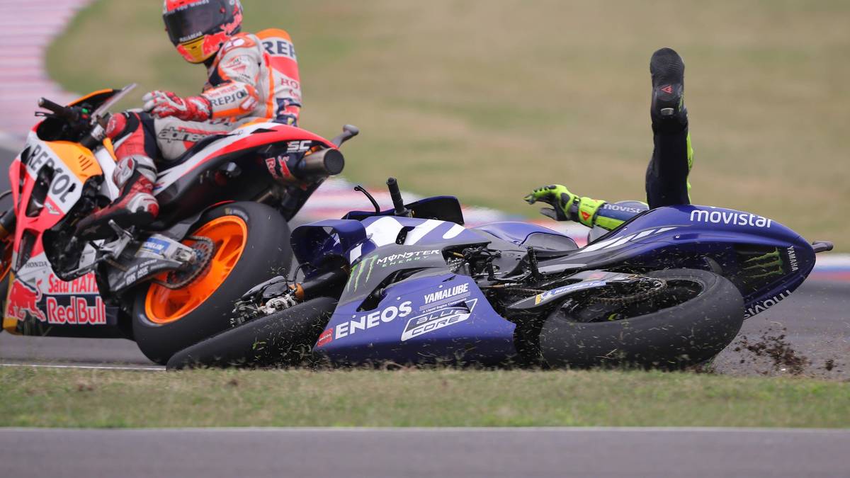 Beim Versuch, den sechstplatzierten Altmeister auf der Innenseite von Kurve 13 zu passieren, kommt es zur Berührung. Rossi muss auf den feuchten Asphalt ausweichen und geht zu Boden. "Il Dottore" rappelt sich zwar wieder auf, bekommt am Ende als 19. aber keine WM-Punkte