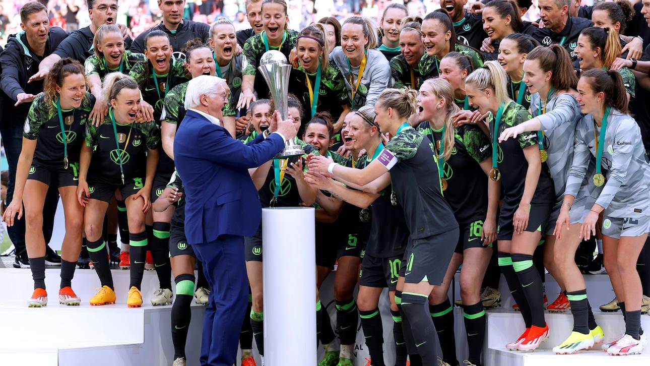Frauen-Finale: Steinmeier überreicht den Pokal in Köln