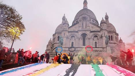 Aktivisten protestieren vor der Sacre-Coeur-Basilika