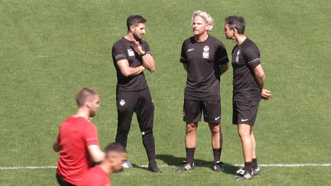 Unmittelbar vor der Aufstiegs-Relegation für die 2. Liga wechselt der 1. FC Kaiserslautern den Trainer, nachdem der direkte Aufstieg in den letzten drei Spielen verspielt wurde. 