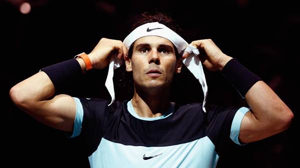 Rafael Nadal bindet sich sein markantes Stirnband neu