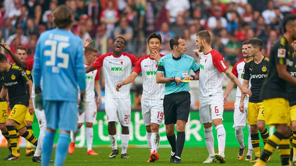 Bitter für Augsburg: Eine ähnliche Szene von Sokratis im Dortmunder Sechszehner bleibt ungeahndet. Entsprechend sauer ist der FCA nach Abpfiff