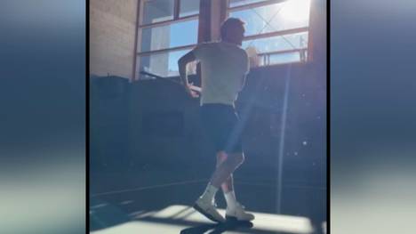 Roger Federer bastelt weiter fleißig an seinem Comeback. In einem Videopost zeigt sich der Schweizer mit Schläger in der Hand zurück im Training.