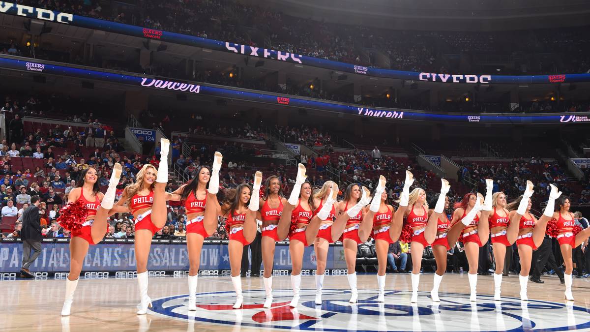 Die Girls haben aber nicht nur das blaue Outfit zu bieten. Auch im roten Dress machen sie eine gute Figur und zeigen ihre Flexibilität