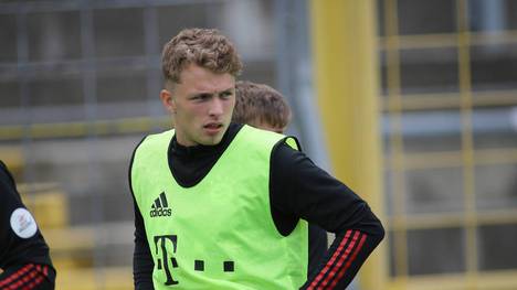 Kaum ein Teenager wurde in der Bundesliga so gehypt wie Fiete Arp. Der heute 23-Jährige erzählt in dem YouTube-Kanal "Einfach Fußball" über seine schwierigen Jahre beim FC Bayern.