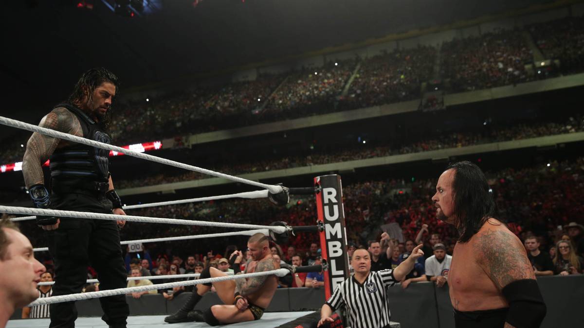 2017 verstrickte sich der Undertaker in eine Fehde mit dem aufstrebenden Star Roman Reigns, der ihn beim Royal Rumble eliminierte