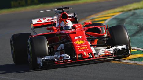Sebastian Vettel feiert in Melbourne den Sieg mit seinem Ferrari