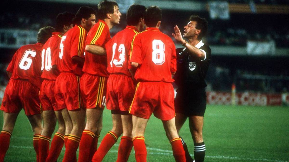 Siegfried Kirschen beruhigt bei der WM 1990 die Nationalspieler Belgiens