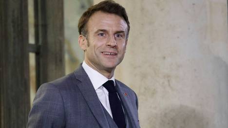 Emmanuel Macron freut sich über die IOC-Entscheidung