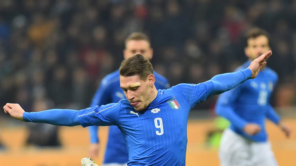 In der Schlussphase hat Italien die größte Chance der Partie: Andrea Belotti trifft nur den Innenpfosten. Der Klassiker endet 0:0