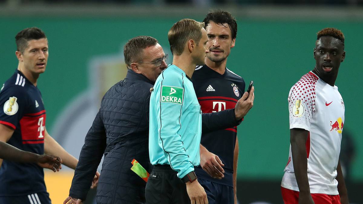 RANGNICKS HANDY-VIDEOBEWEIS: Auch Leipzigs Sportdirektor, Ralf Rangnick, hat seine Meinung zur Forsberg-Vidal-Szene. Zum Pausenpfiff kommt er deswegen von der Tribüne, um die Situation dem Linienrichter Blos auf seinem Smartphone noch einmal zu zeigen. "Das war emotional überzogen. Ein Handy-Video ist überhaupt nicht aussagefähig – und die Entscheidung war ja schon fast eine Viertelstunde her", urteilt Heynemann