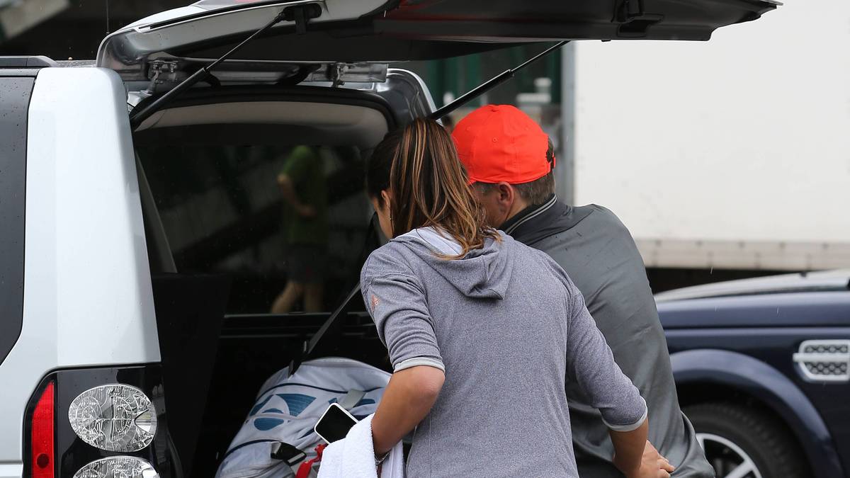 Nach dem Training schleppt der 30-Jährige für die Tennis-Schönheit die schwere Trainingstasche und wuchtet sie ins Auto. Die Serbin dankt es ihm mit einem verliebten Blick und einem zärtlichen Rückenstreicheln
