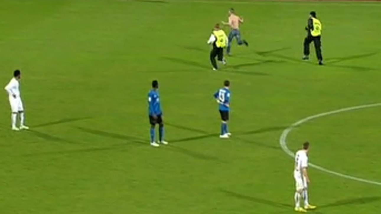 Ein Flitzer stürmt im Ludwigspark das Feld