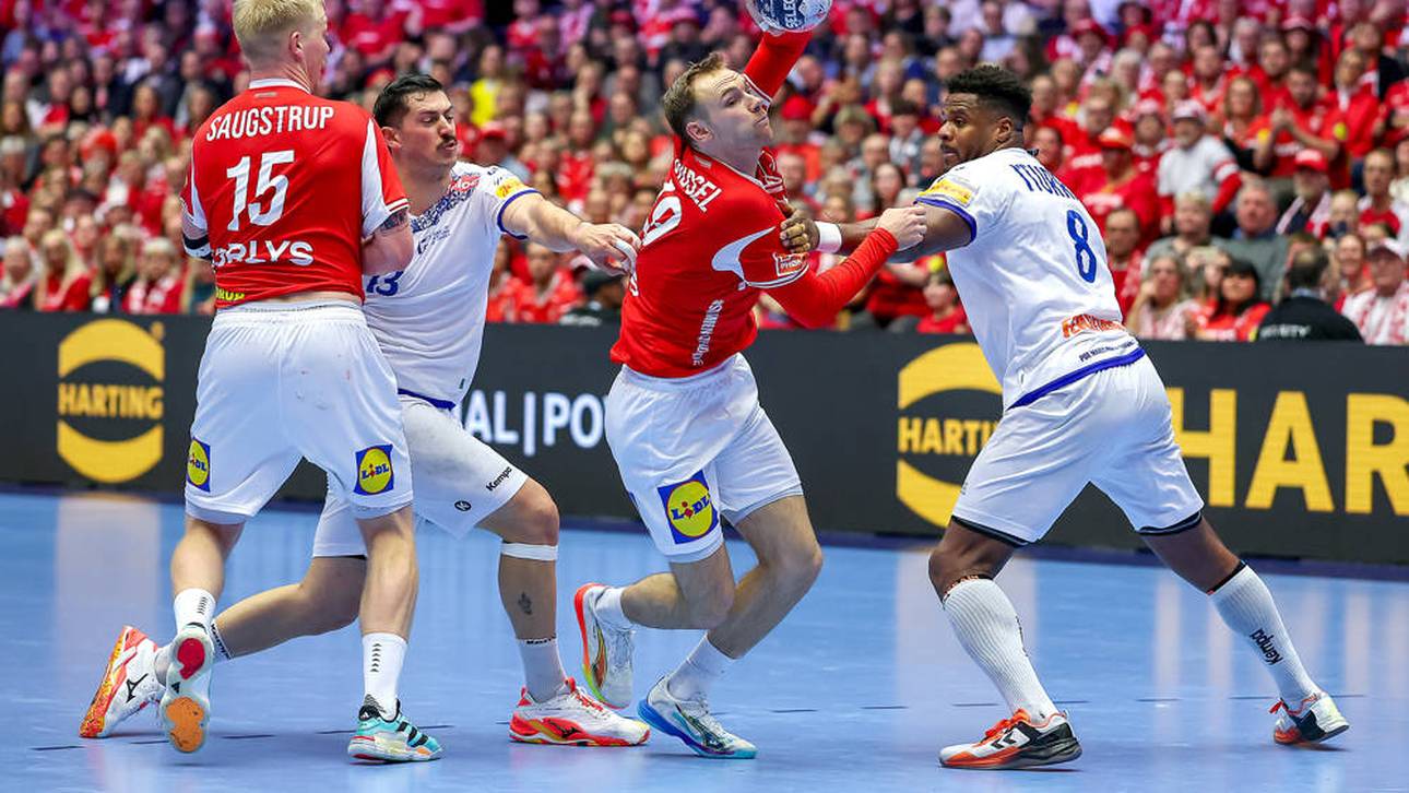 Mathias Gidsel (2.v.r.) war mit Dänemark vor Turnierbeginn haushoher EM-Favorit